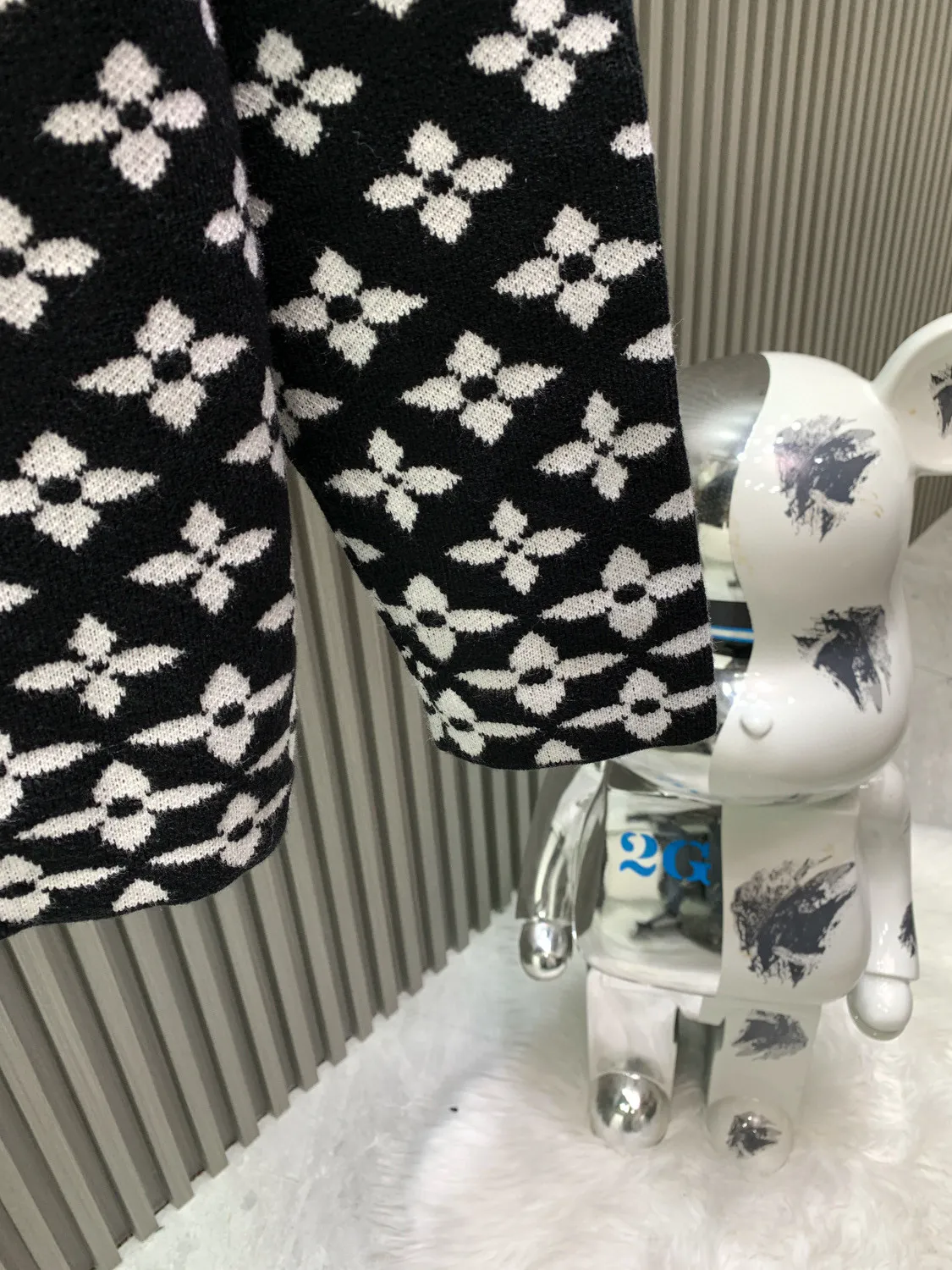 🅿️360 🀄️ Louis Vuitton Louis Vuitton 1v25fw autumn and winter new ski Christmas wear knitted pullover Gradient snowflake fir tree pattern new snowflake gradient knitted long sleeve This long sleeve adopts an original pattern design, full of modern flavor This charming organic cotton uses an elegant jacquard weave. A delicate gradient effect snowflake pattern is printed on a black background. The signature and fir tree appliqué on the back complete it.
